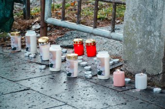 Mécsesek emlékeztetnek a bentlakástragédiára