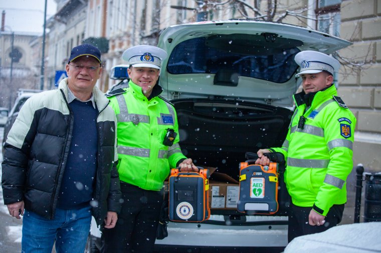 Automata defibrillátorokat kapott a Székelyudvarhelyi Helyi Rendőrség