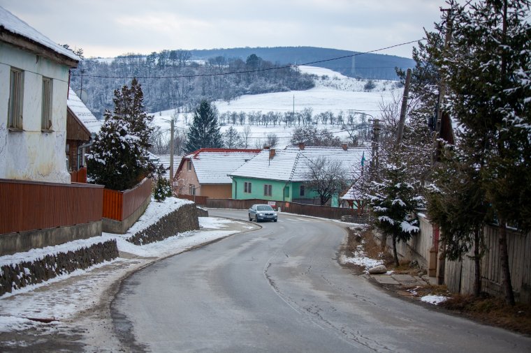 Úgy tűnik, hogy fel kell törni az Oroszhegybe vezető aszfaltutat a szennyvízhálózat kiépítése miatt