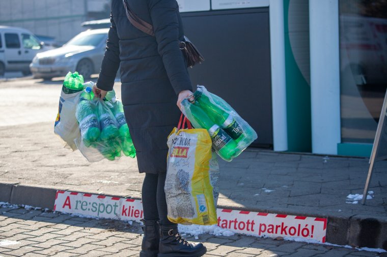 Visszaváltási láz: áprilisig fejenként 17 kilogramm italcsomagolást váltott vissza a romániai lakosság