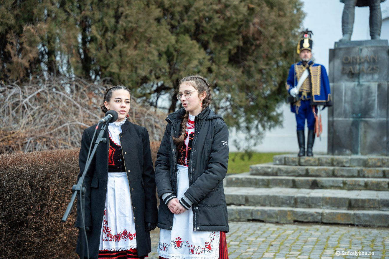 Deák Alexandra és Waum Réka-Gyopár VIII. osztályos tanulók •  Fotó: Csató Andrea