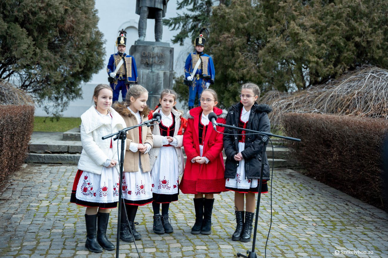 Kiss Abigél, Márkó Rebeka-Letára és Török Tímea III. osztályos tanulók keresztúri dalcsokrot énekeltek •  Fotó: Csató Andrea