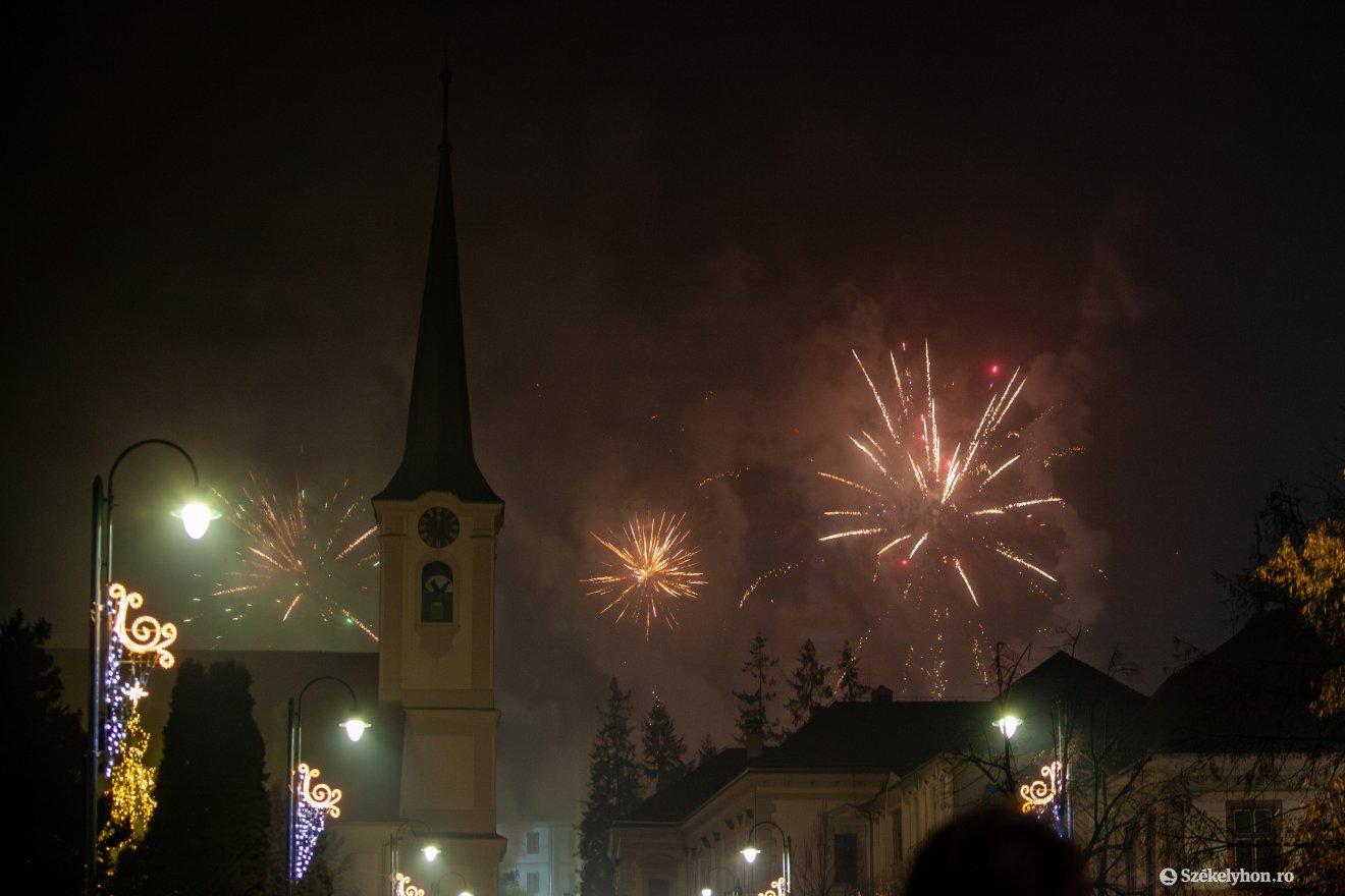 Tűzijátékkal köszöntötték 2025-öt Székelyudvarhely főterén &bullet;  Fotó: Csató Andrea