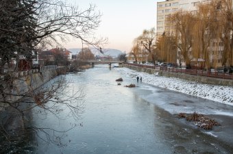 Nem biztonságos móka a befagyott folyón sétálgatni