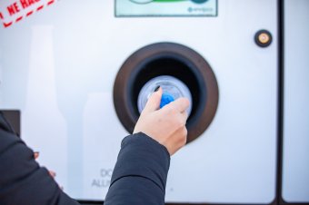 Augusztustól a vidéki kisboltok is begyűjtik az italcsomagolásokat
