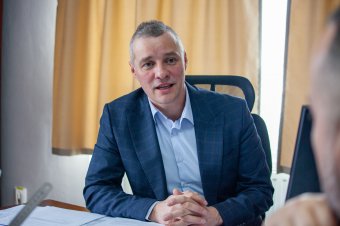 Községmenedzserként kezdte a művészettörténész végzettségű polgármester