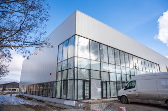 Még néhány hónap és birtokba vehetik a sportcsarnokot Szentegyházán