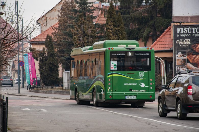 Hat elektromos buszt vásárolna Székelyudvarhely, Kányádiról nevezik el a könyvtárat