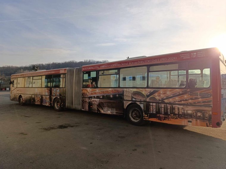 A Kultúrpalota képei díszítik a 4-es buszt Marosvásárhelyen