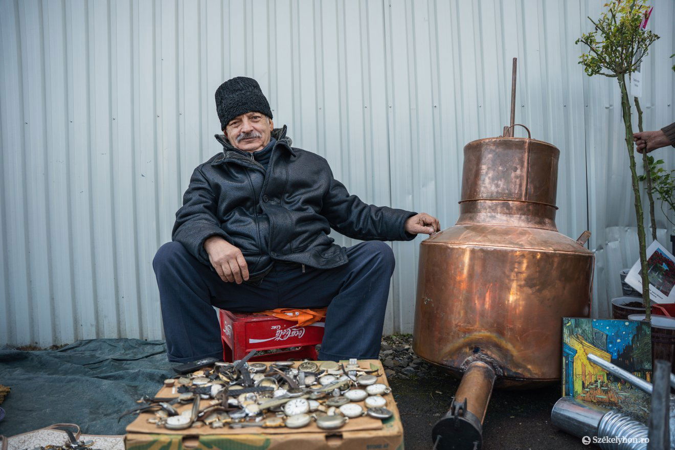 Néhány árus ezt büszkén is mutatja. Karórák és egy üst •  Fotó: Csató Andrea
