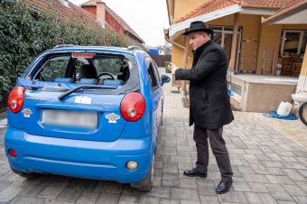 Fejszével, seprűvel és kövekkel támadtak Gálfi Árpádra, autóját megrongálták