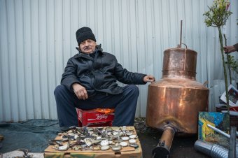 Sílécek helyett kerti szerszámok – a tavasz első jelei a székelyudvarhelyi kocsipiacon