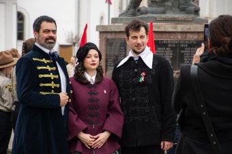 Kézfogás és kávézás Petőfivel