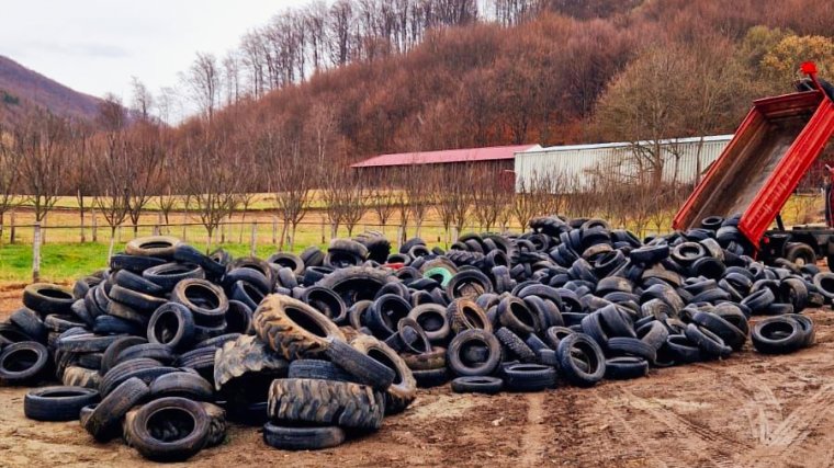 Két teherautónyi régi gumiabroncs gyűlt össze Korond községben