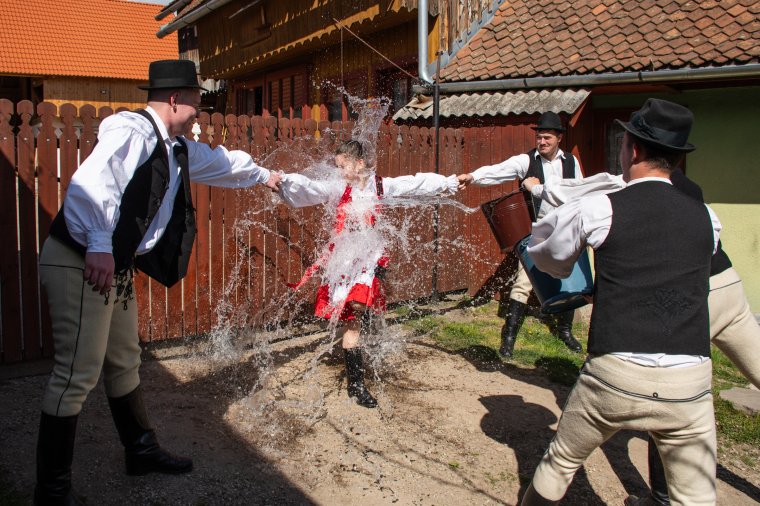 Húsvéti locsolás – Hogyan változott és örökíthető tovább az Erdély-szerte élő hagyomány?
