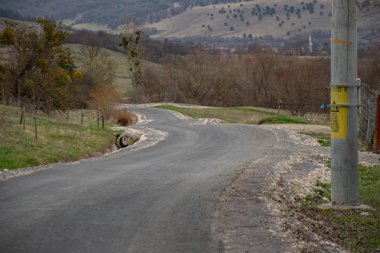 Aszfaltozott úton juthatunk el Lókodba
