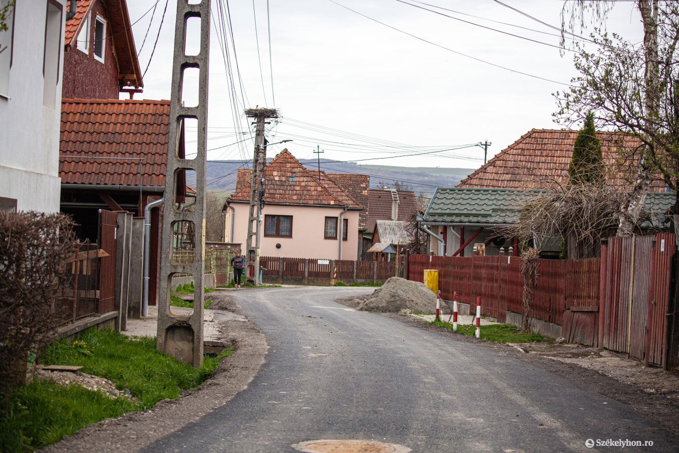 Volt, ahol  teljesen újraaszfaltozták az utcát a munkálatok után •  Fotó: Csató Andrea
