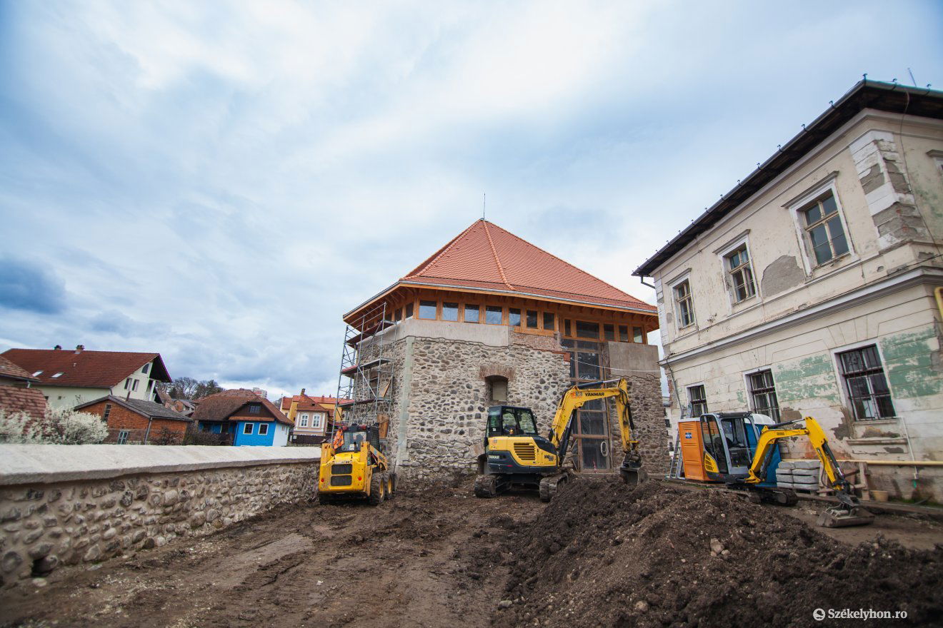Jelenleg is párhuzamosan zajlanak a régészeti kutatások és az építési munkálatoka •  Fotó: Csató Andrea