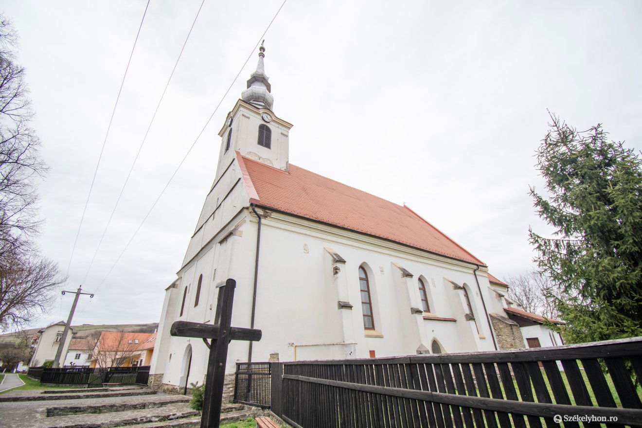 A Szent Kereszt felmagasztalása templom már a 14. században is állt, ez Székelykeresztúr legrégebbi temploma