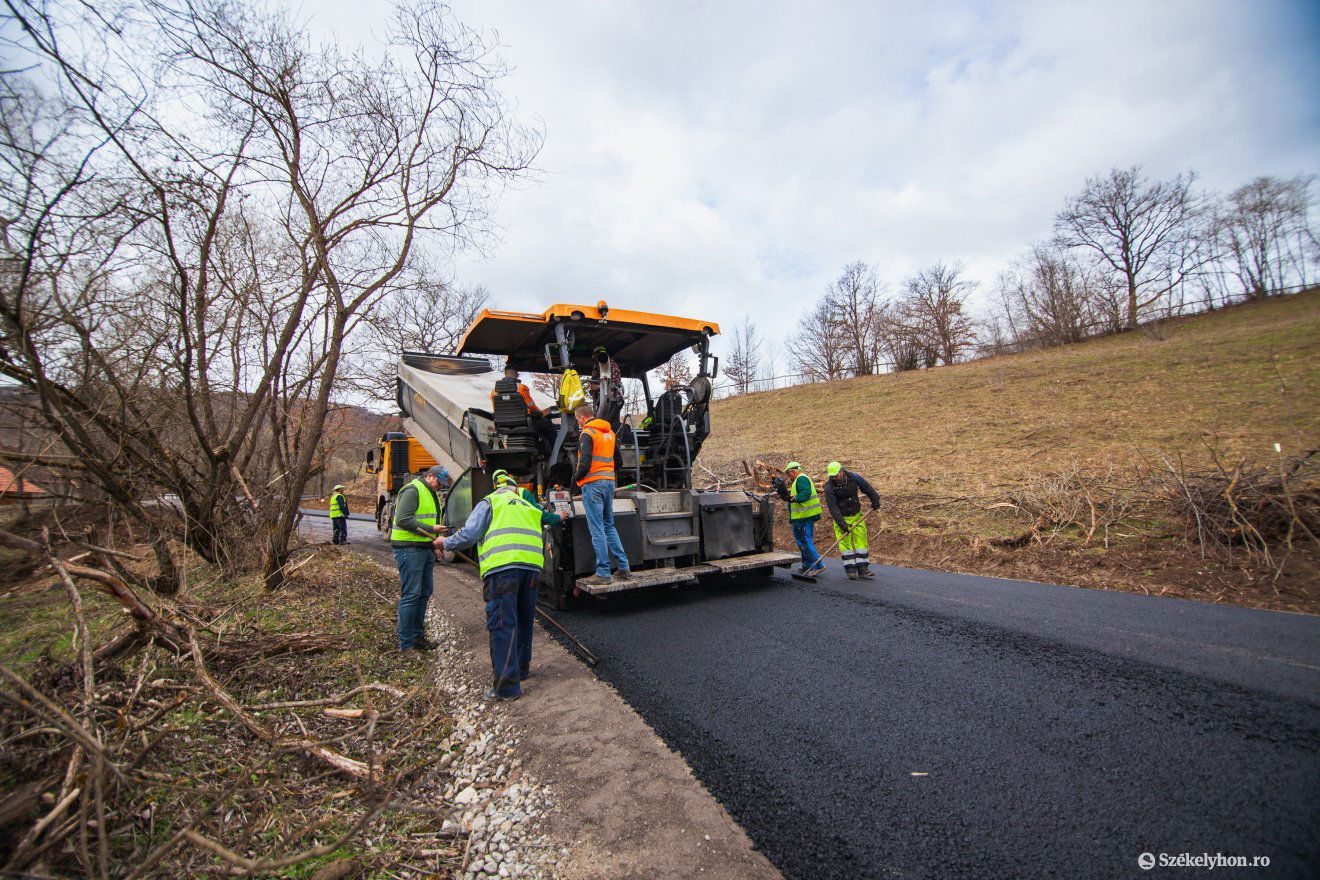 Terítik az aszfaltot a Vargyas-szorosban