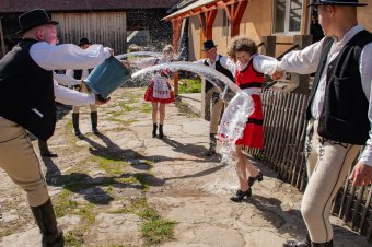 Újjászülető hagyomány Kápolnásfaluban – locsolkodás a régi idők szellemében