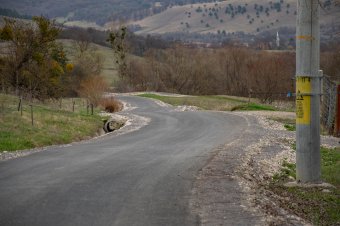 Aszfaltozott úton juthatunk el Lókodba
