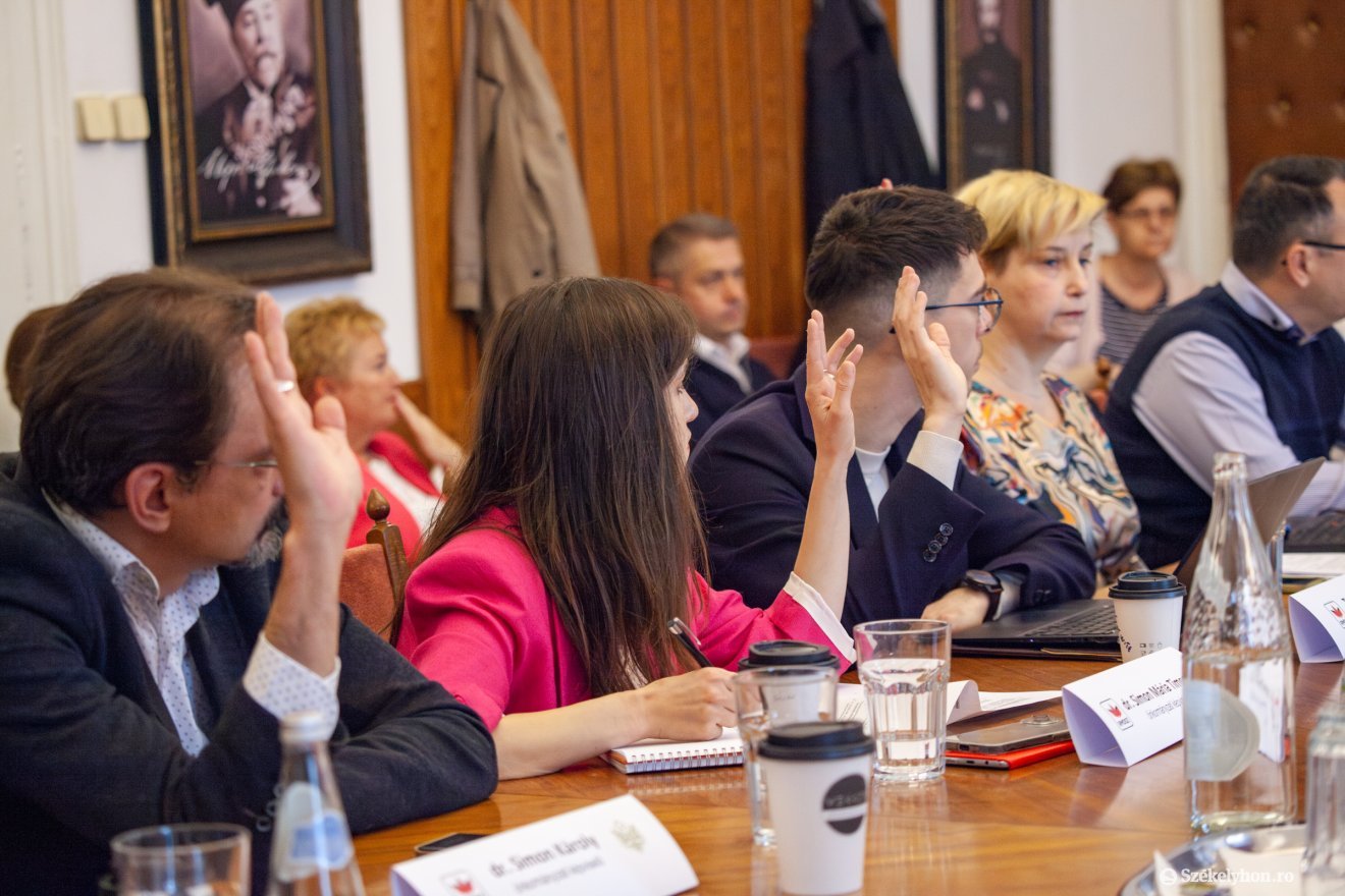 Tizenegy határozattervezetről hozott döntést soron kívüli ülésén a képviselő-testület