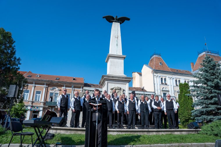 Vigyáznunk kell a magyarságunkat egyben tartó belső határokra
