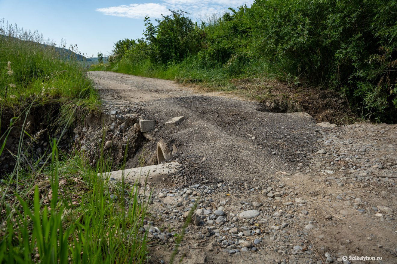 Kisautóval is veszélyes áthaladni a megrongálódott szakaszon