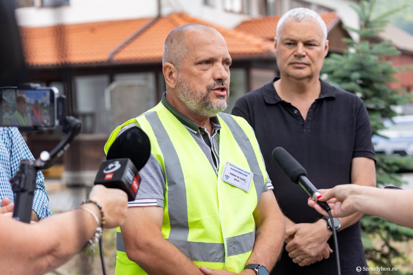 Fémszerekezetű tartokon helyezik el az eltereléshez használt csöveket