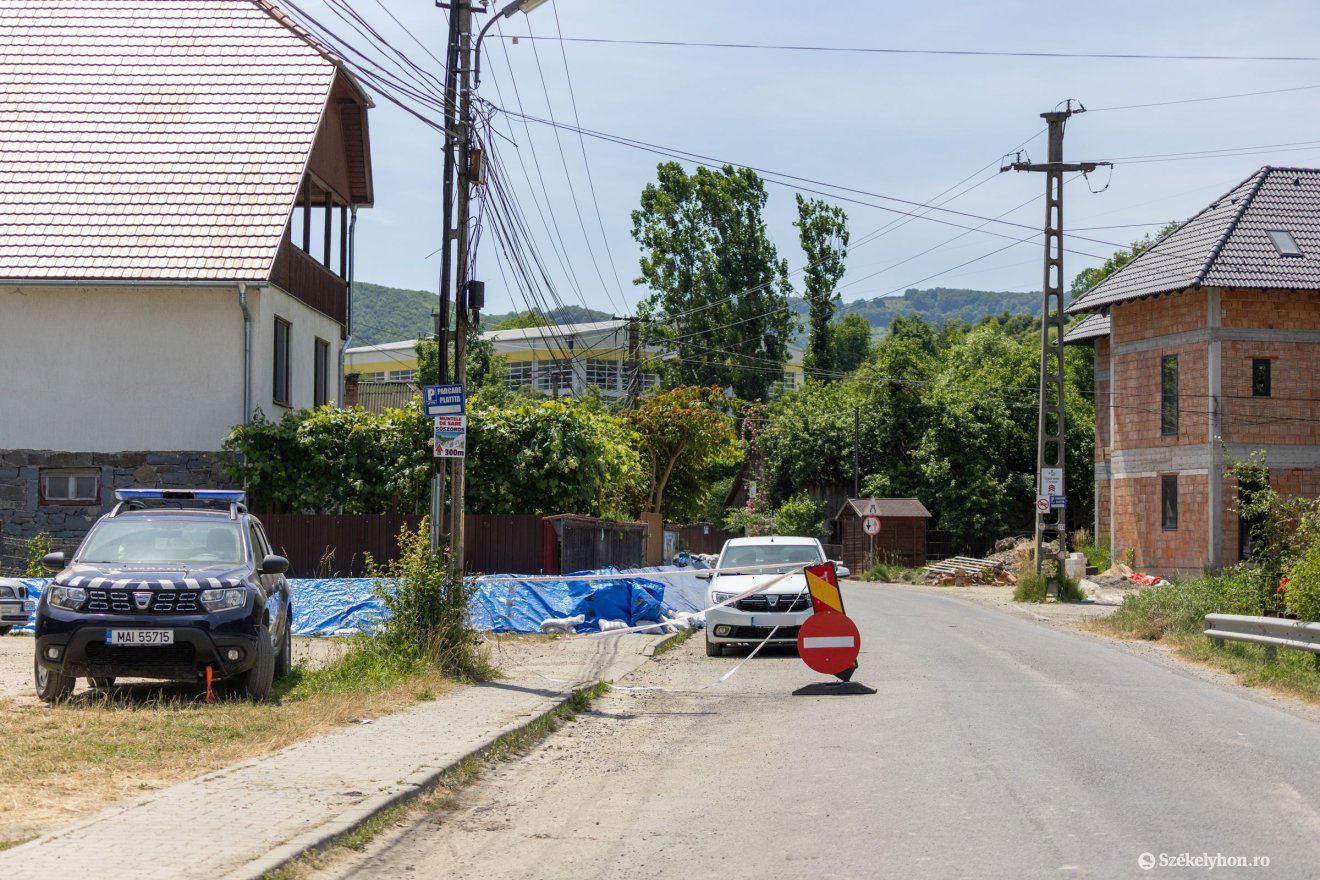 A biztonsági intézkedések miatt június közepén sem költözhettek még vissza otthonaikba a lakók &bullet;  Fotó: Csató Andrea
