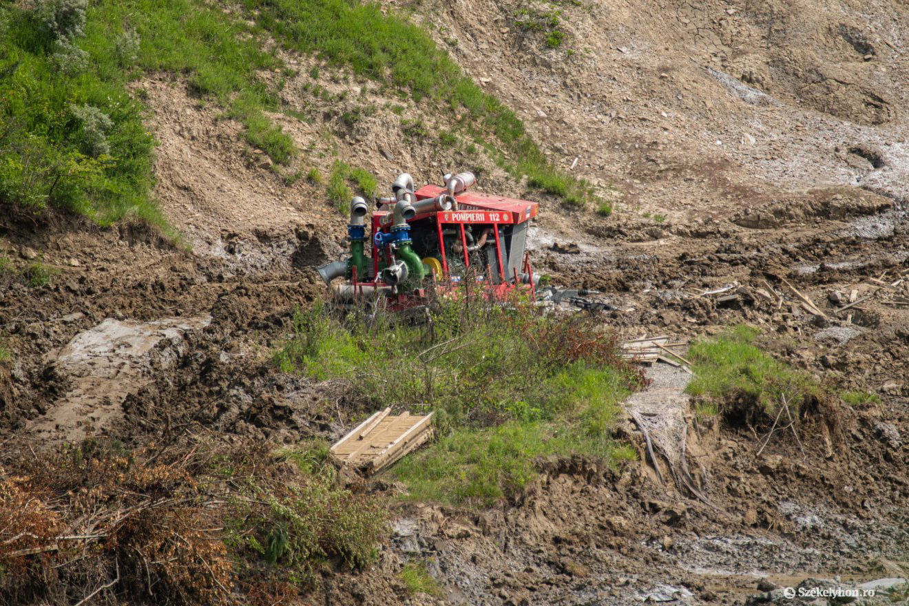 Meghatározatlan időre bezárták a parajdi sóbányát május elején, mivel a heves esőzések miatt újból befolyt a víz a föld alatti komplexumba. A helyszínen a tűzoltóság dolgozik a víz kiszivattyúzásán &bullet;  Fotó: László Ildikó