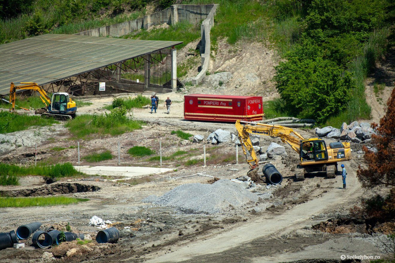 Dolgoznak a gépek a patak eltereléséért