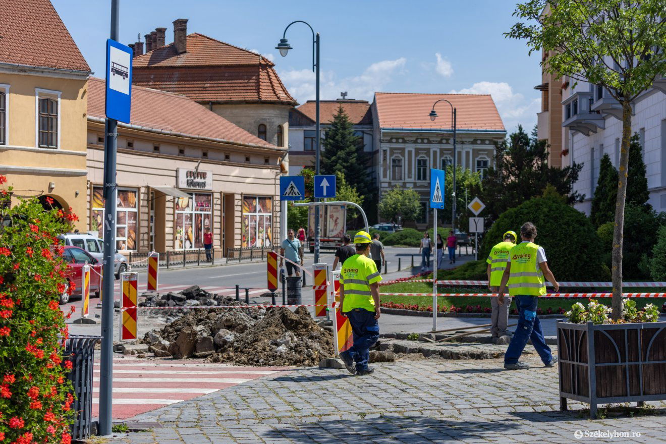 Gázvezetékeket cserélnek a városközpontban •  Fotó: Csató Andrea