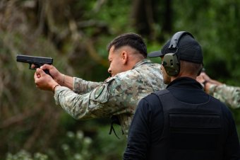 Védelmi miniszter: nem kezdődik semmiféle háború, és nem soroznak be senkit a hadseregbe