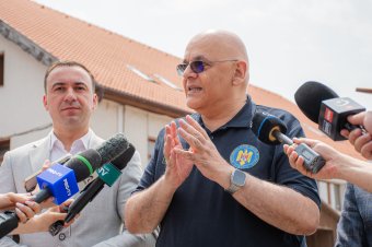 Parajd: hónapokba telhet, amíg az evakuált személyek visszatérhetnek otthonaikba, csökkent a Kis-Küküllő sótartalma