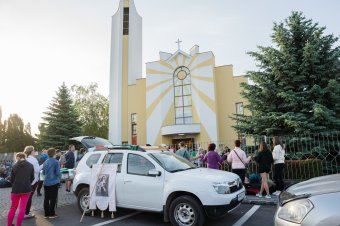 „Bennünk kezdődik a változás” – elindultak a zarándokok Székelyudvarhelyről Csíksomlyóra