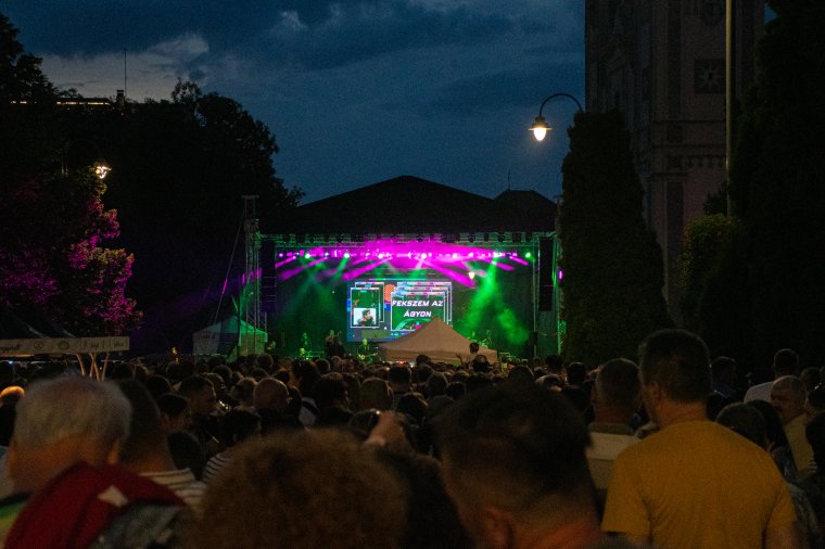 Demjén Ferenc örökzöld slágerei megtöltötték Székelyudvarhely főterét – zene, emlékek, közösség