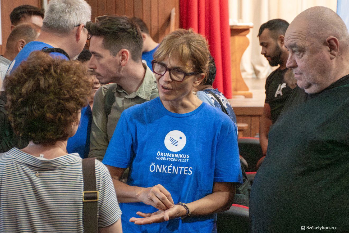 Adományt hozott Lévai Anikó a Magyar Ökumenikus Segélyszervezettel a parajdiaknak &bullet;  Fotó: László Ildikó