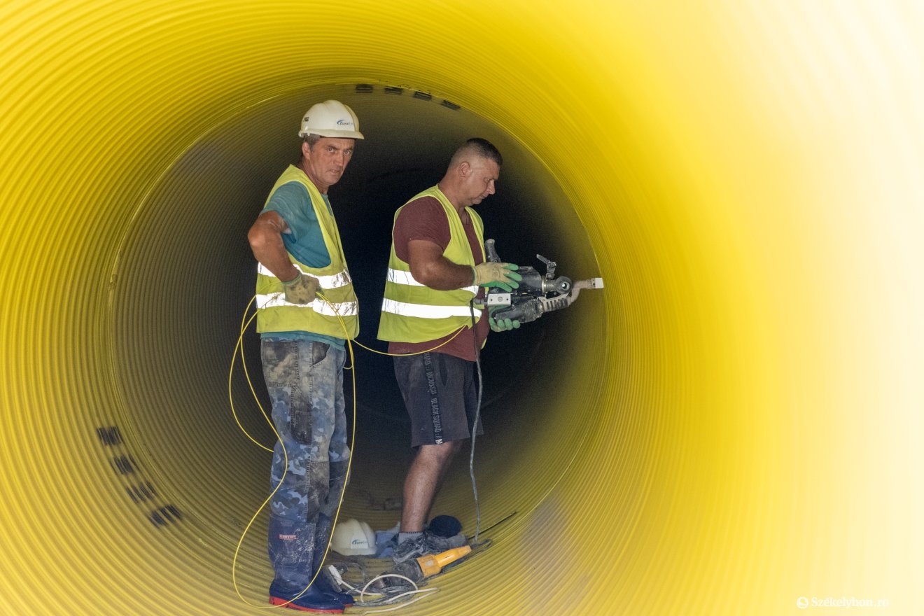Rendhagyó módon hegesztik a csöveket