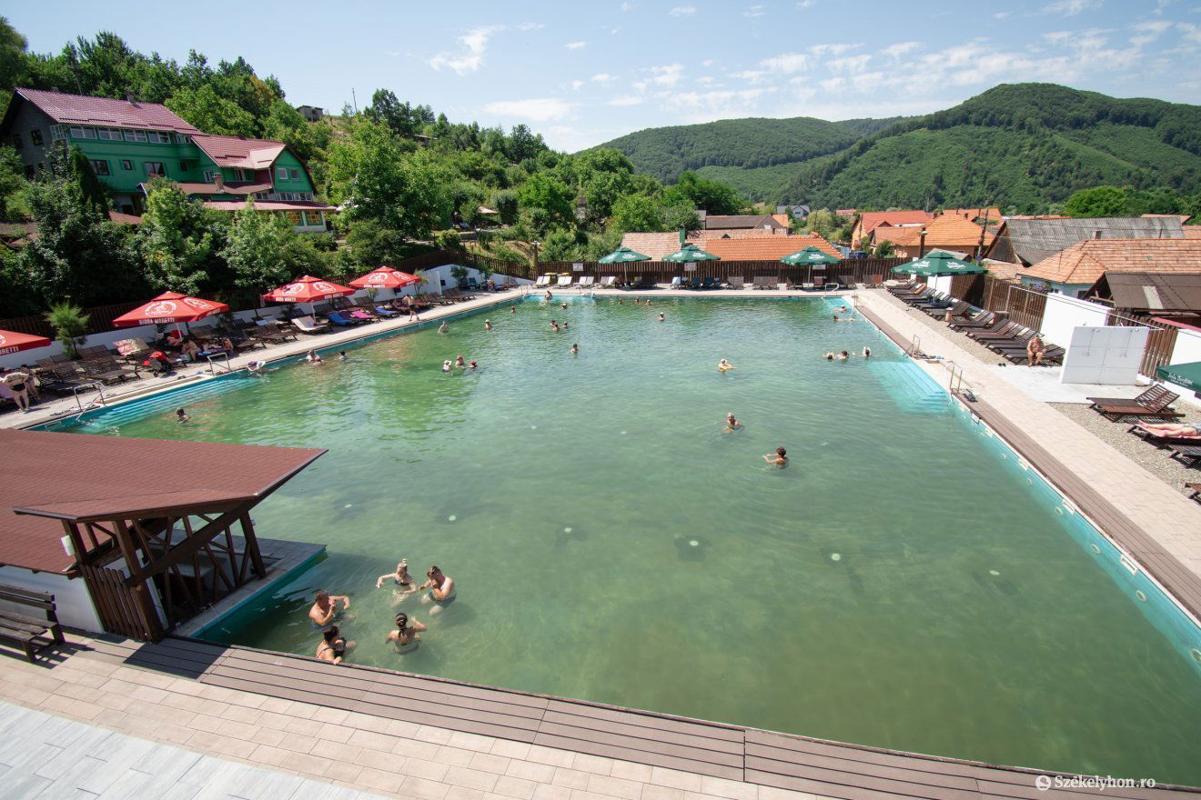 Gyógyhatású víz is került a medencékbe