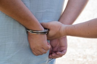 Autóból lopott pénztárcát egy kiskorú, előzetes letartóztatásba került