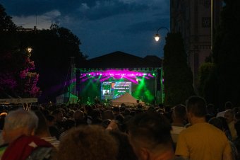 Demjén Ferenc örökzöld slágerei megtöltötték Székelyudvarhely főterét – zene, emlékek, közösség