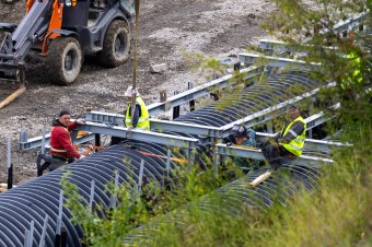 Újraindultak Parajdon a Korond-patak elterelési munkálatai, nőtt a vízszint az elöntött sóbányában