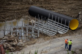 Jelentős csúszásban a Korond-patak elterelése Parajdon, hárítják a felelősséget az illetékesek