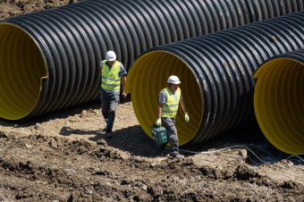Kéthetes késés: növelték a Korond-patak elvezetéséhez használt csöveket hegesztő munkások számát Parajdon