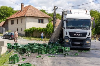 Megcsúszott a sörszállítmány, több láda sör szóródott szét a főúton – frissítve