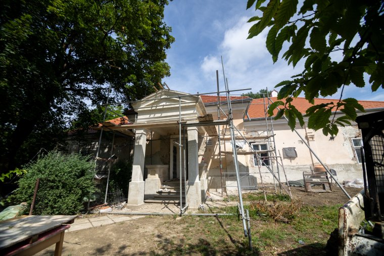 Szent László és a kun alakját ábrázoló csempéket is találtak a Gyárfás-kúriában