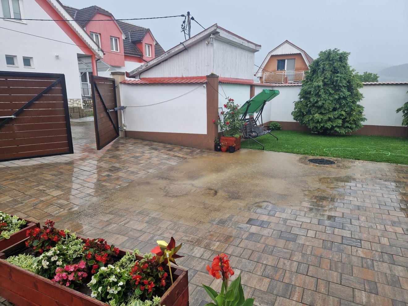 Befolyt a víz az udvarra •  Fotó: Székelyhon