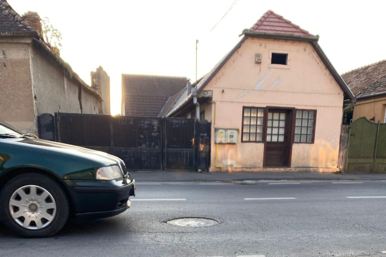 Nem hagyja aludni a lakókat a csattogó aknafedő